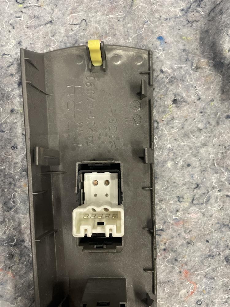 2010 Toyota Prius Front Passenger Side Right Window Switch OEM 4231-47090 – photo 3