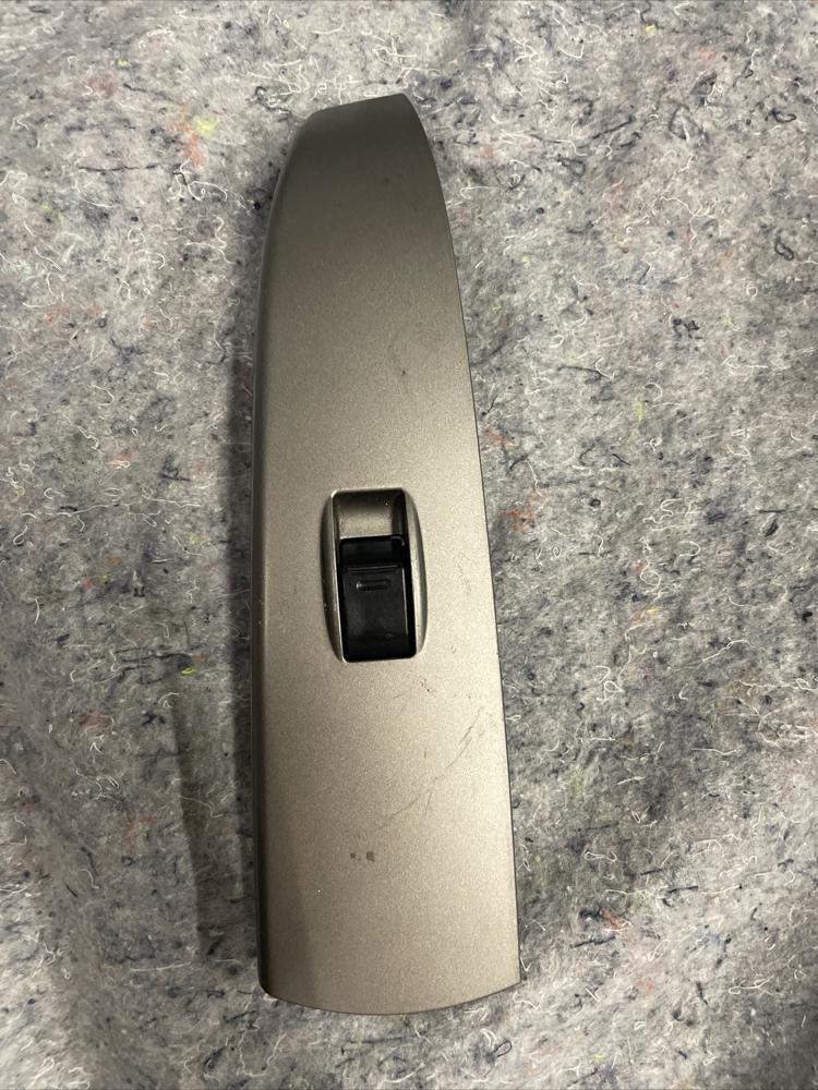 2004 Toyota Prius Right Window Switch OEM 7427147050 – photo 1