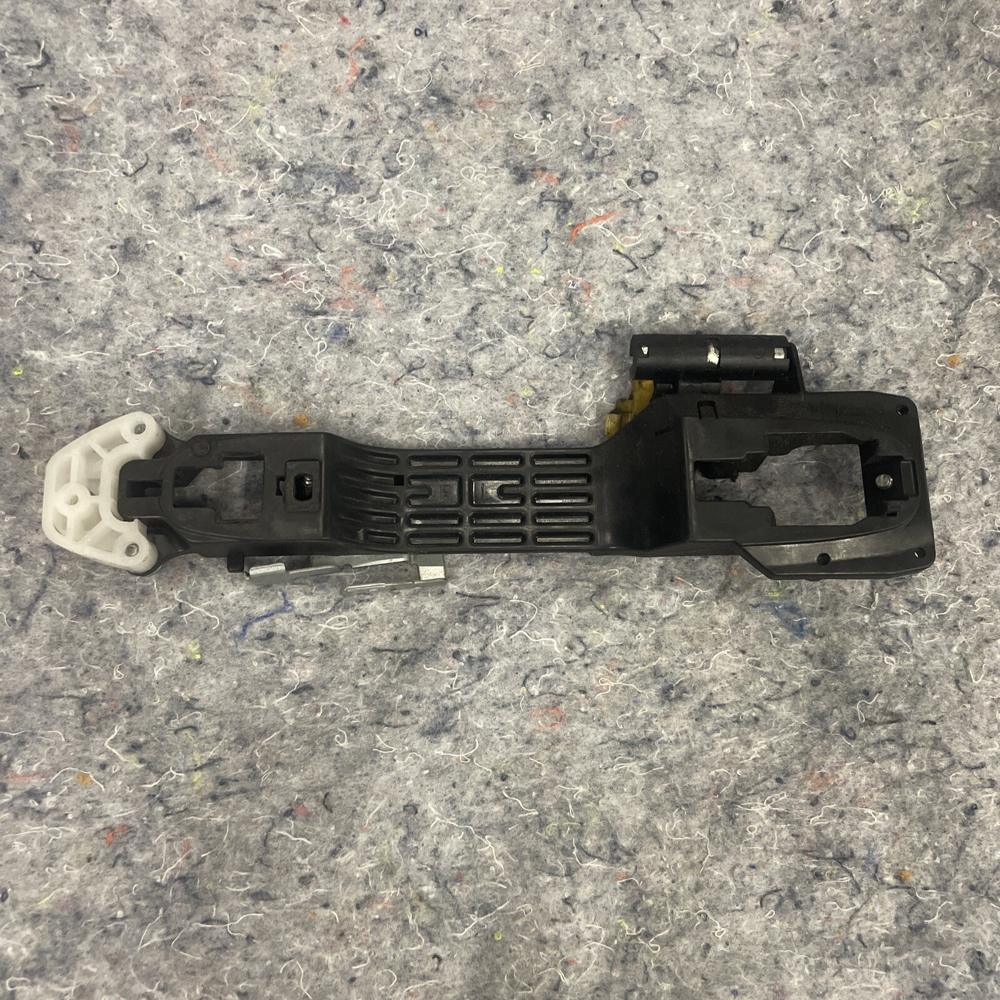 Toyota Prius T4 Vvt-i Auto 2005 Door Handle Exterior Backing (front Passengers) – photo 1