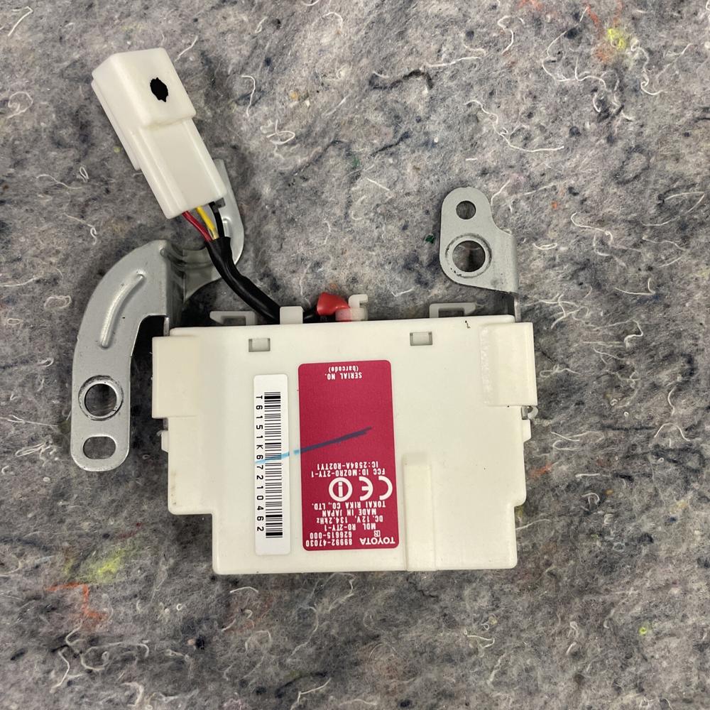 04-09 Toyota Prius Smart Key Indoor Oscillator Control Module OEM 89992-47030 – photo 1