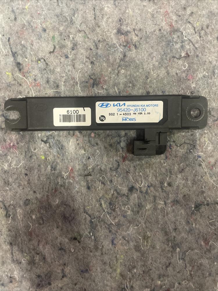 2024 Kia K900 Front Door Smartkey Keyless Entry Antenna Assembly 95420-J6100 – photo 1