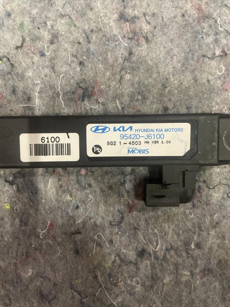 2024 Kia K900 Front Door Smartkey Keyless Entry Antenna Assembly 95420-J6100 – photo 2