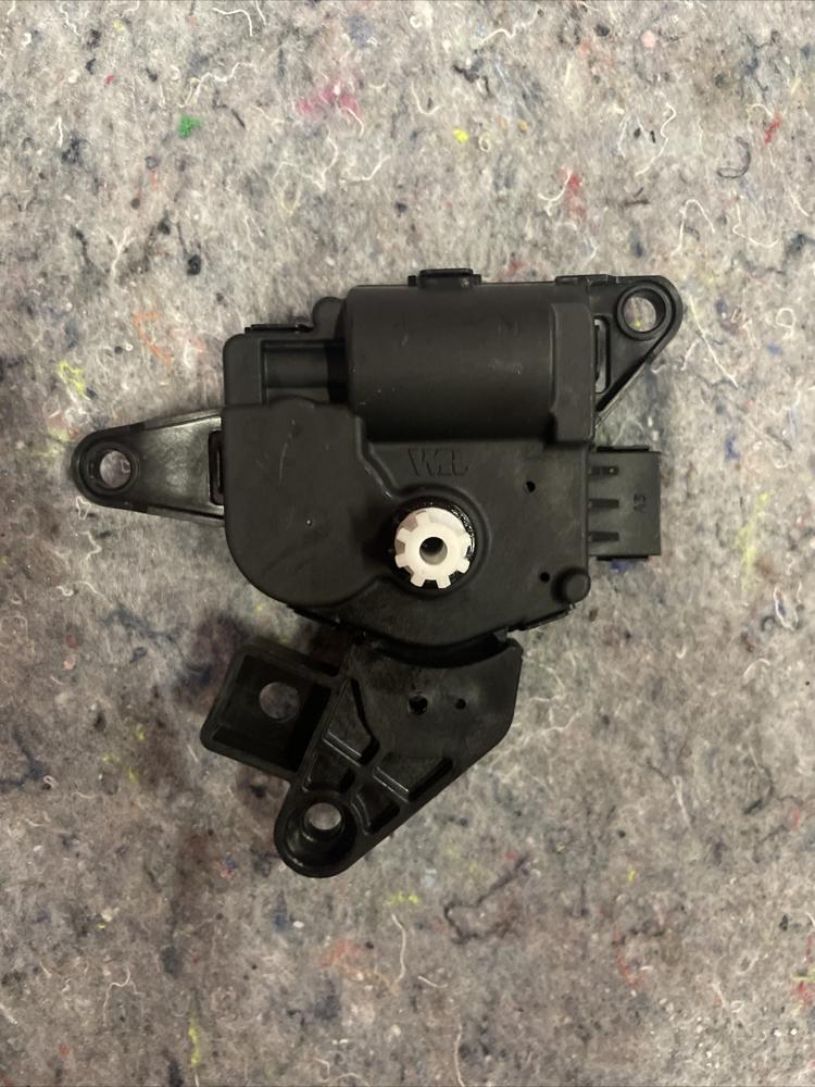 Kia Telluride S-a Electric Hybrid 2024 Heater Flap Motor – photo 3