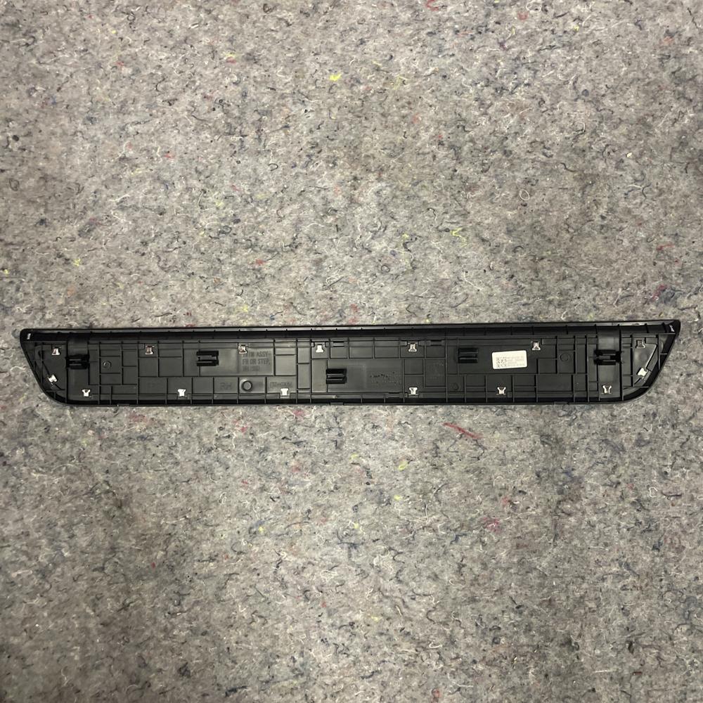 Kia Telluride Front Left Door Sill Step Scuff Plate Trim Cover OEM 2024 – photo 2