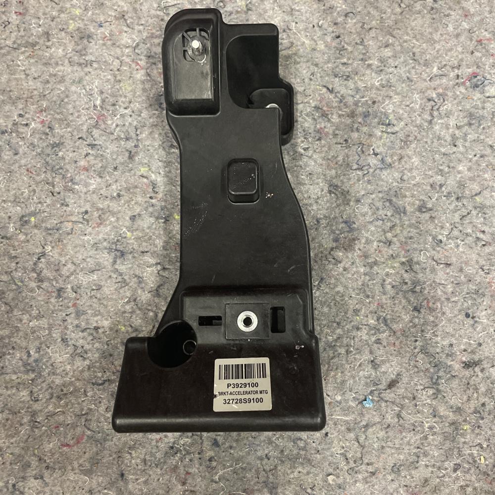 2024 Kia Telluride Gas Pedal Accelerator Mount Bracket Support OEM – photo 1