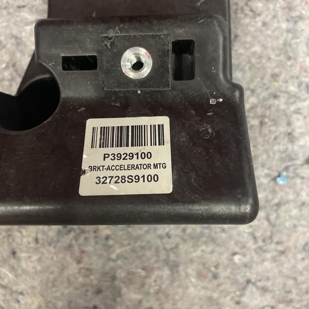 2024 Kia Telluride Gas Pedal Accelerator Mount Bracket Support OEM – photo 2