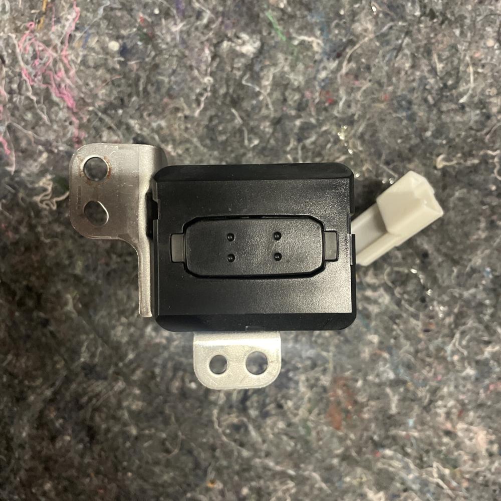 2004 - 2009 Toyota Prius Hatchback Ignition Switch Key Port Pin 626399-000 – photo 2
