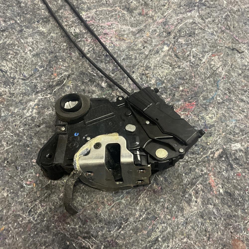 Toyota Yaris 2012 Passenger Side Left Front Door Lock Mechanism – photo 4