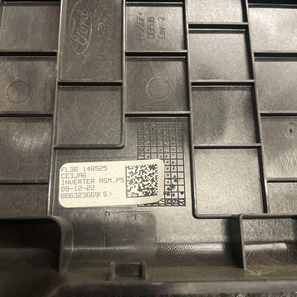 2017-2019 Ford F250 F350 Power Inverter OEM Front Cover~minor Scratches~ – photo 4