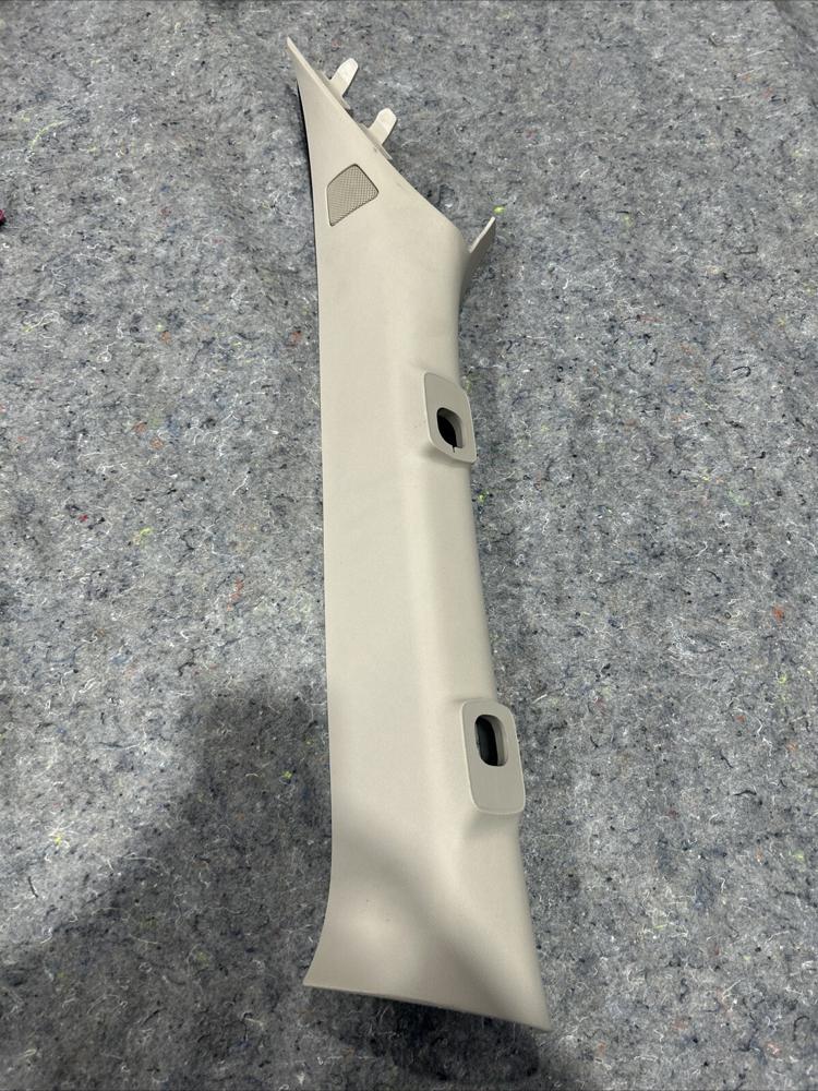 Ford Expedition OEM Pilar Trim Light Sandstone Left LH – photo 1
