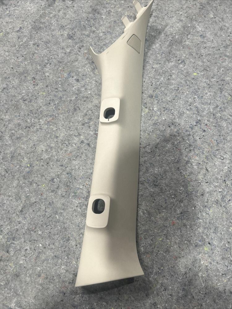 Ford Expedition OEM Pilar Trim Light Sandstone Right RH – photo 1