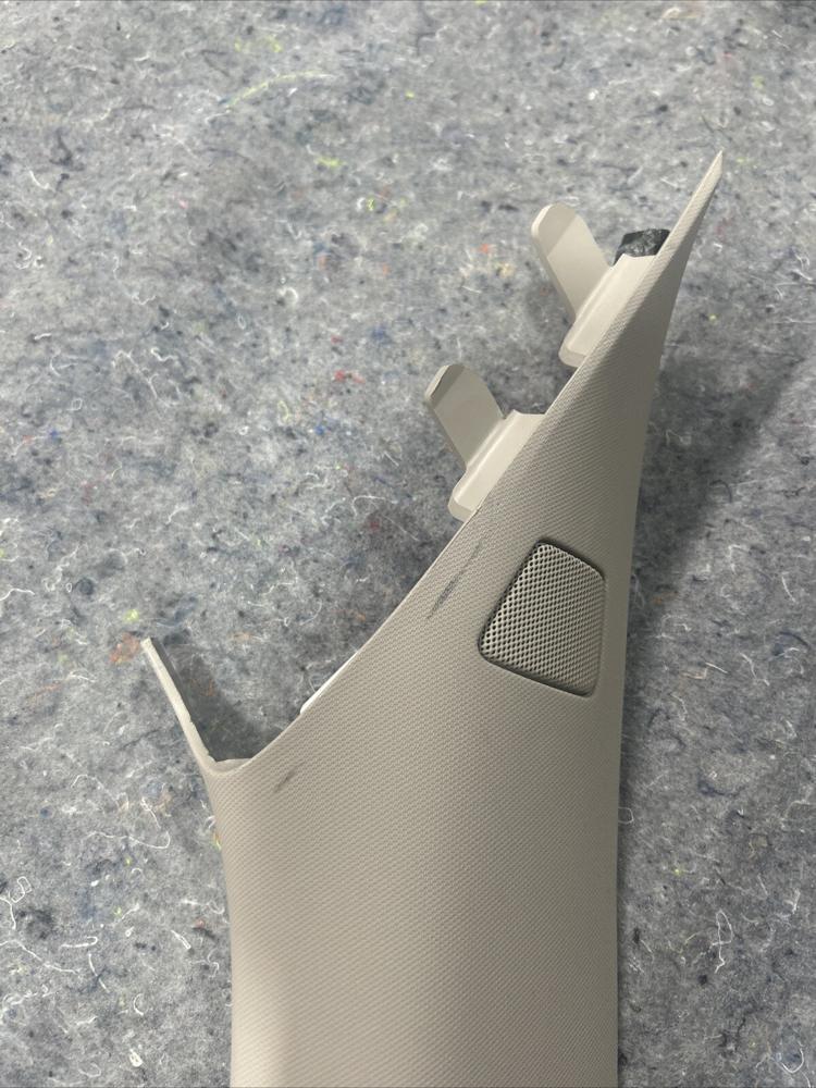 Ford Expedition OEM Pilar Trim Light Sandstone Right RH – photo 2
