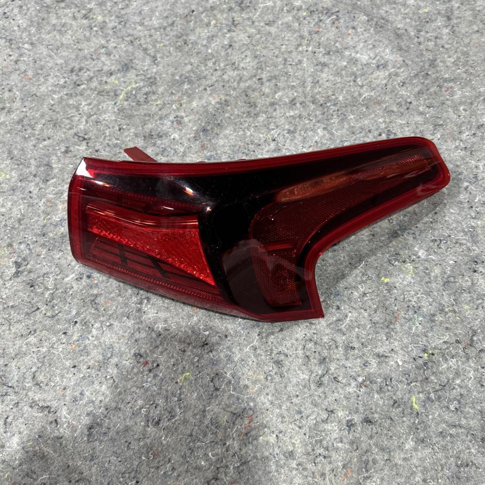 2019 2020 Hyundai Santa Fe Right Passenger Side Taillight OEM – photo 2