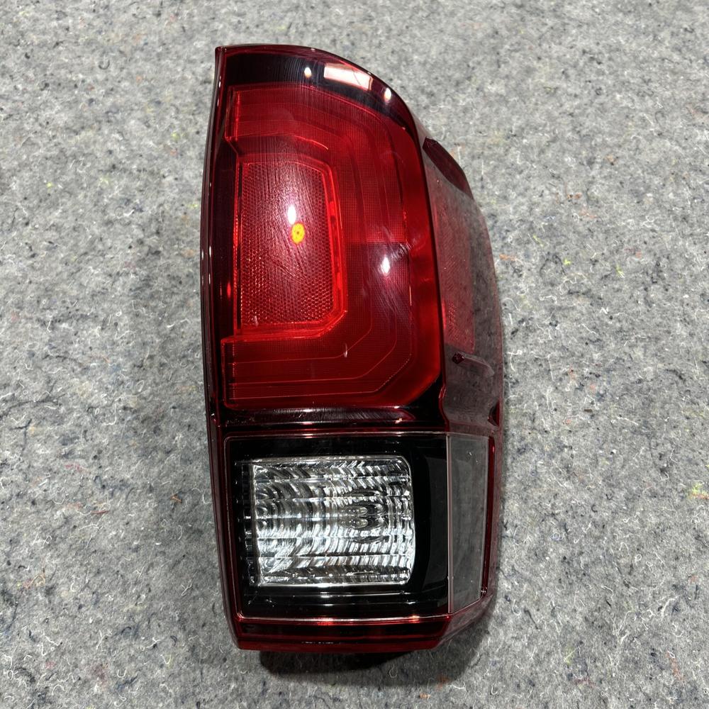 2016-2023 Toyota Tacoma Tail Light RH Good* – photo 1
