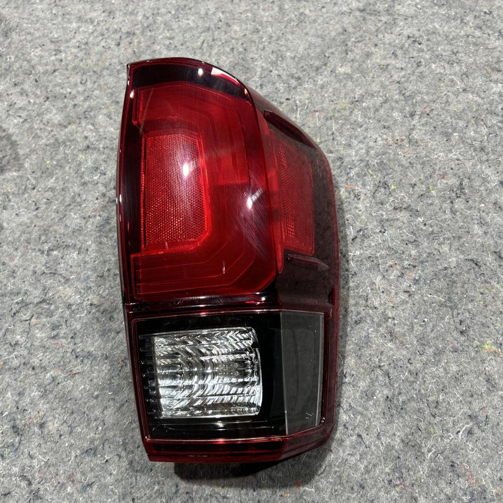 2016-2023 Toyota Tacoma Tail Light RH Good* – photo 2