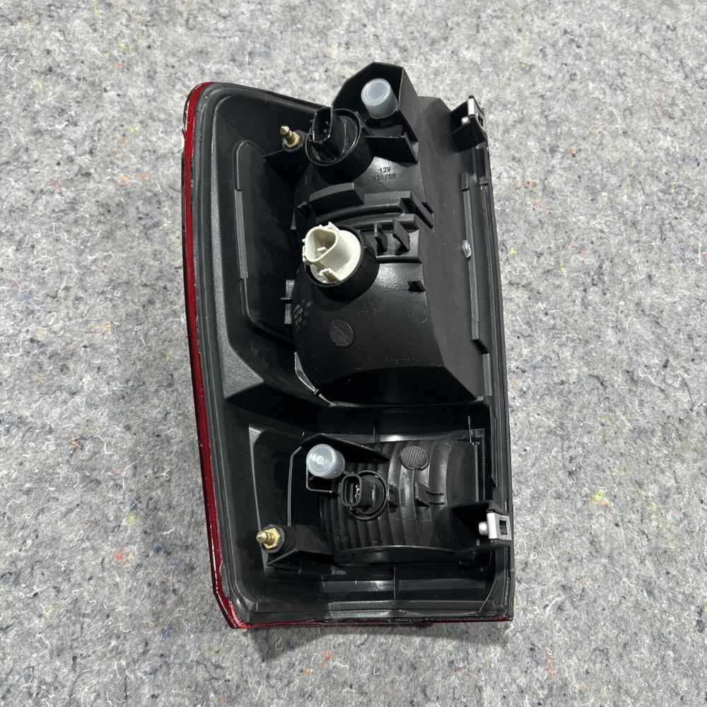 2016-2023 Toyota Tacoma Tail Light RH Good* – photo 3