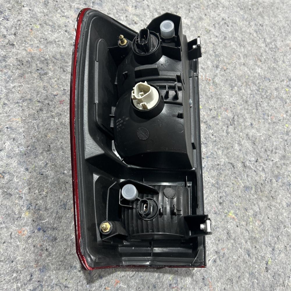 2016-2023 Toyota Tacoma Tail Light RH Good* – photo 4