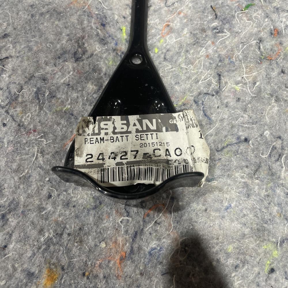 2009 Nissan Altima 2.5L Battery Tie Down Holder Mount Bracket Support OEM – photo 2