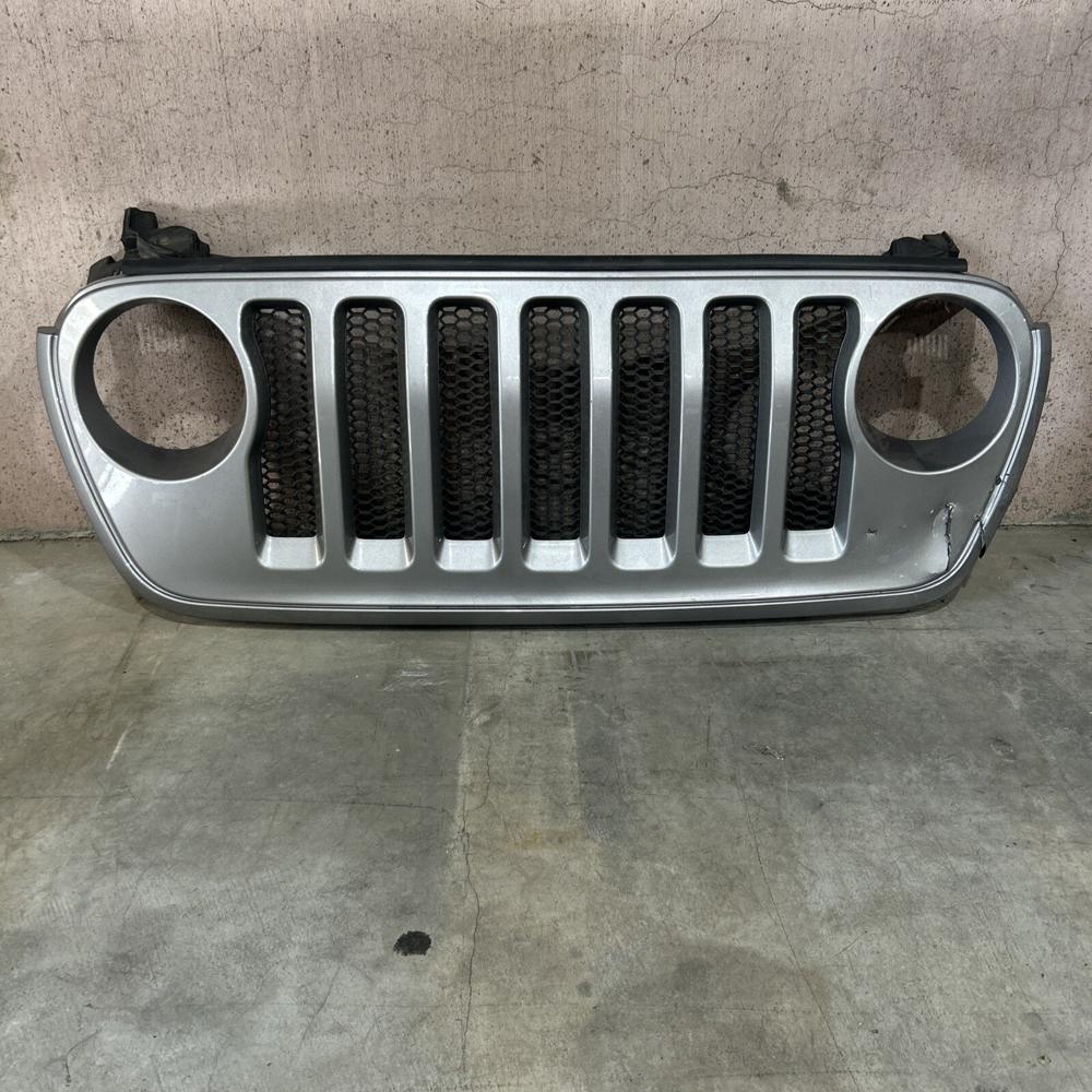 Jeep Gladiator Wrangler Front Grille 2018-2024 OEM – photo 1