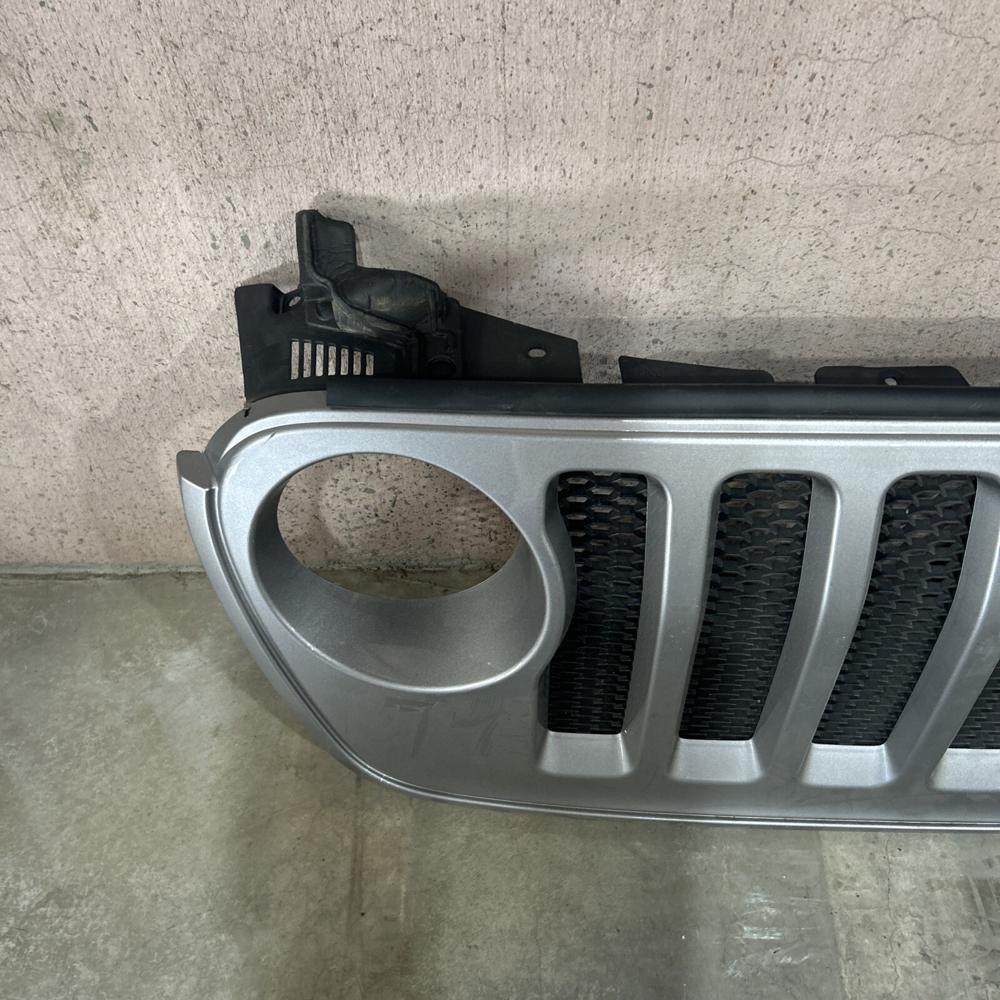 Jeep Gladiator Wrangler Front Grille 2018-2024 OEM – photo 2