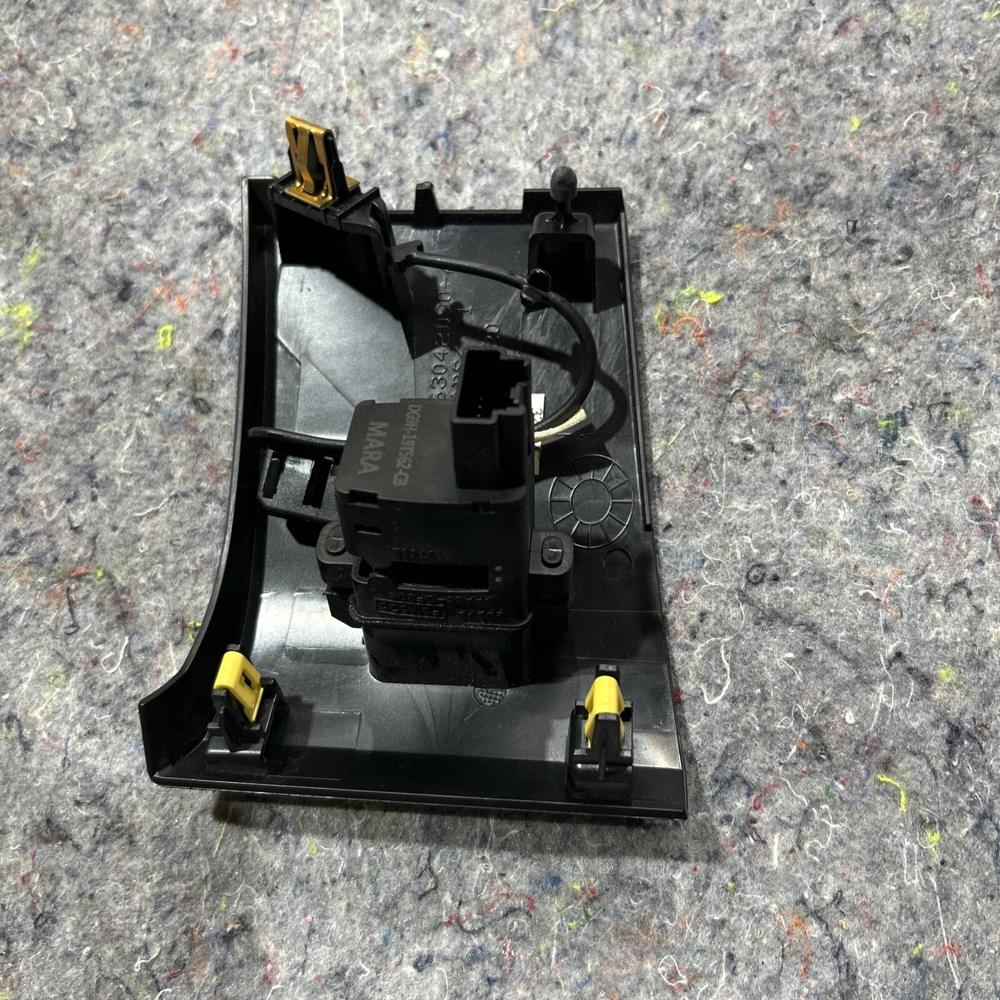 OEM 2015-2020 Ford Mustang GT Fresh Air Nozzle Cover Panel and Humidity Sensor – photo 3