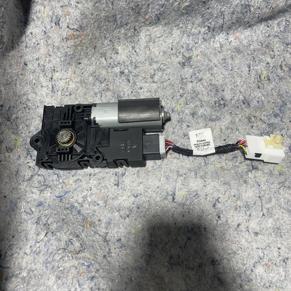 2018-2021 Kia Telluride Sunroof Motor 50010639A00 OEM – photo 2