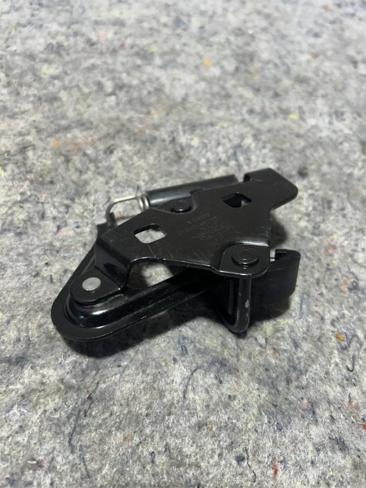 2020 Ford Usa Mustang Coupe 2.3 Loading Door Lock Loop Hook Striker 6354404B12 – photo 1