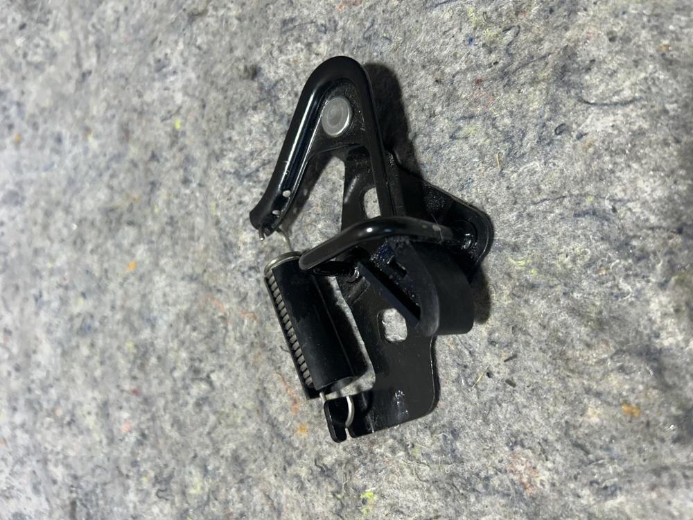 2020 Ford Usa Mustang Coupe 2.3 Loading Door Lock Loop Hook Striker 6354404B12 – photo 3