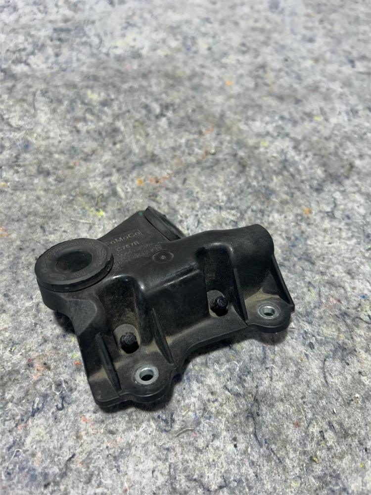 2018-2021 Ford Expedition Front Right Passenger Side Air Intake Tube Bracket OEM – photo 1