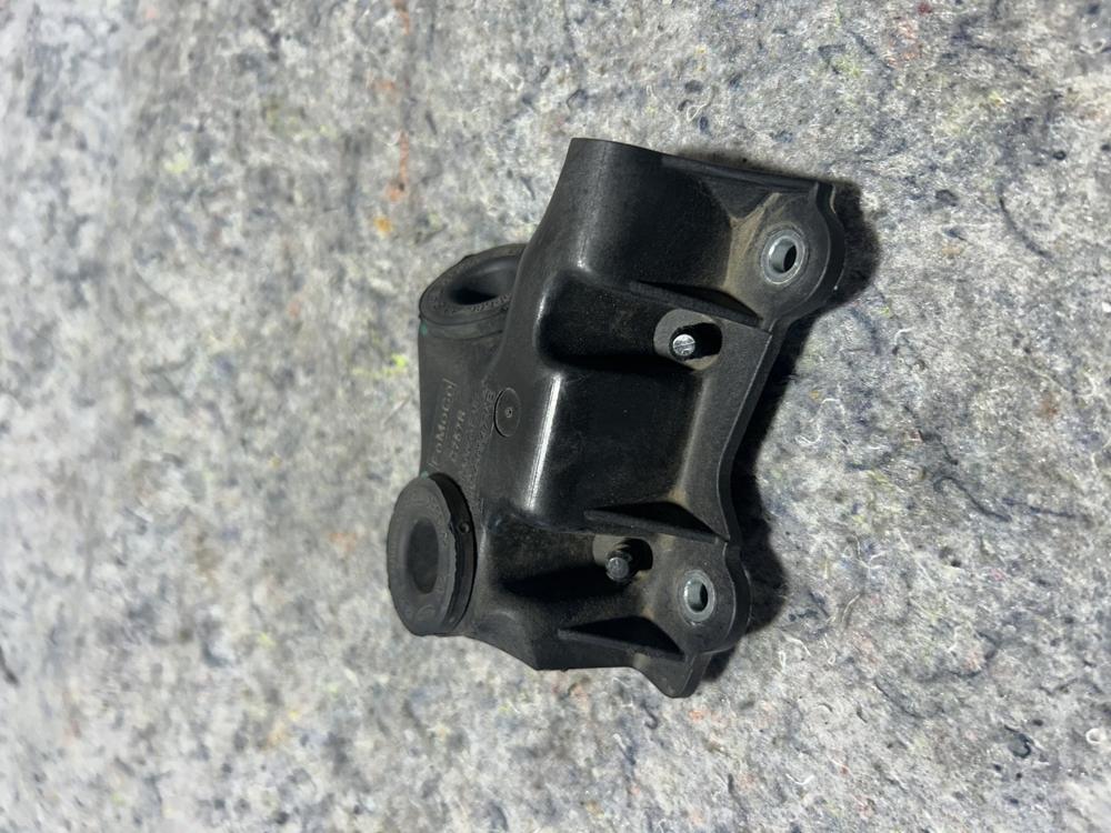 2018-2021 Ford Expedition Front Right Passenger Side Air Intake Tube Bracket OEM – photo 4