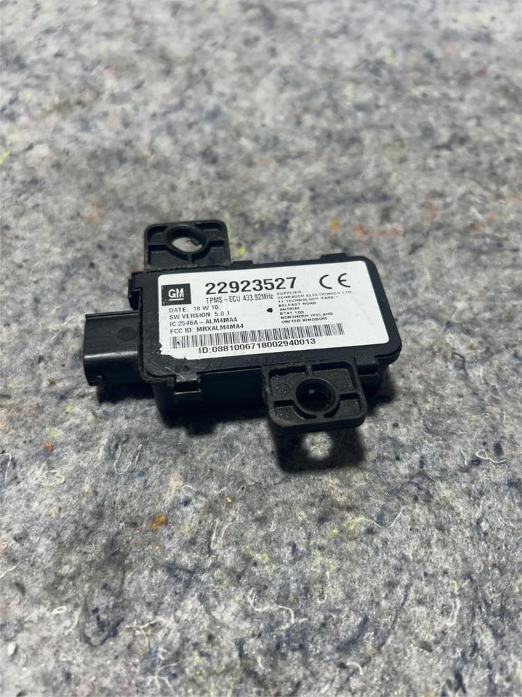 14-19 C7 Corvette TPMS Sensor Module OEM 22923527 – photo 1