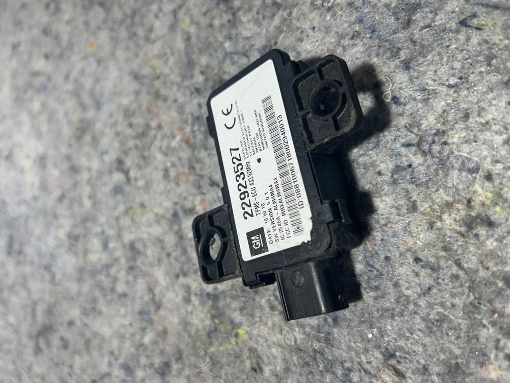 14-19 C7 Corvette TPMS Sensor Module OEM 22923527 – photo 4