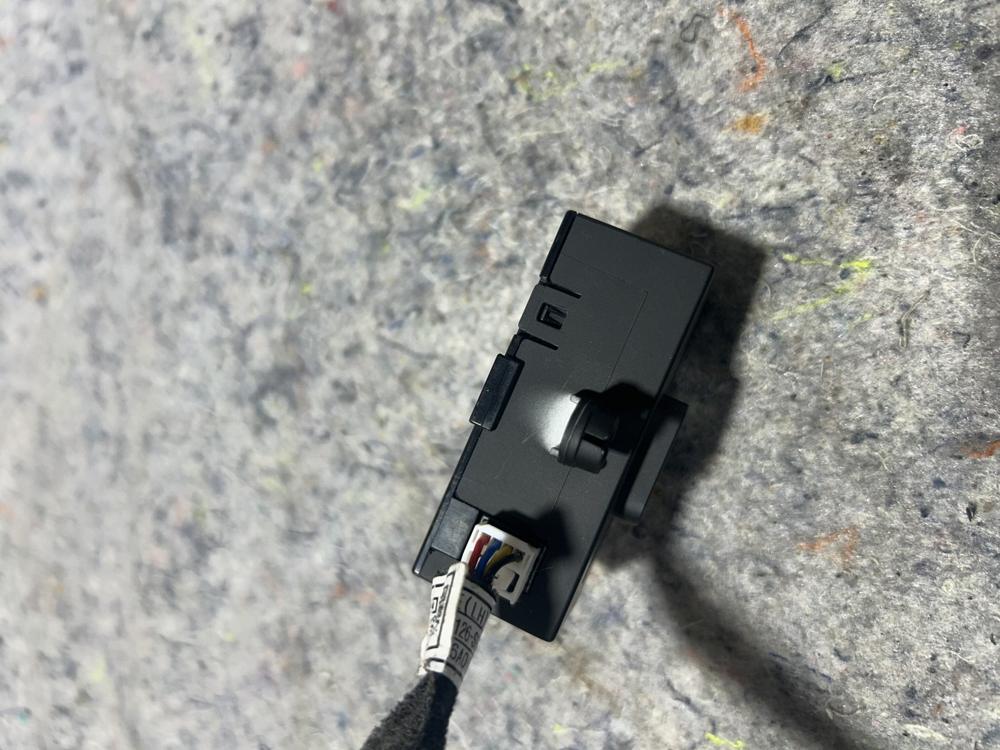 2023-2024 Kia Telluride Left Driver Rear USB Charging Port OEM – photo 2