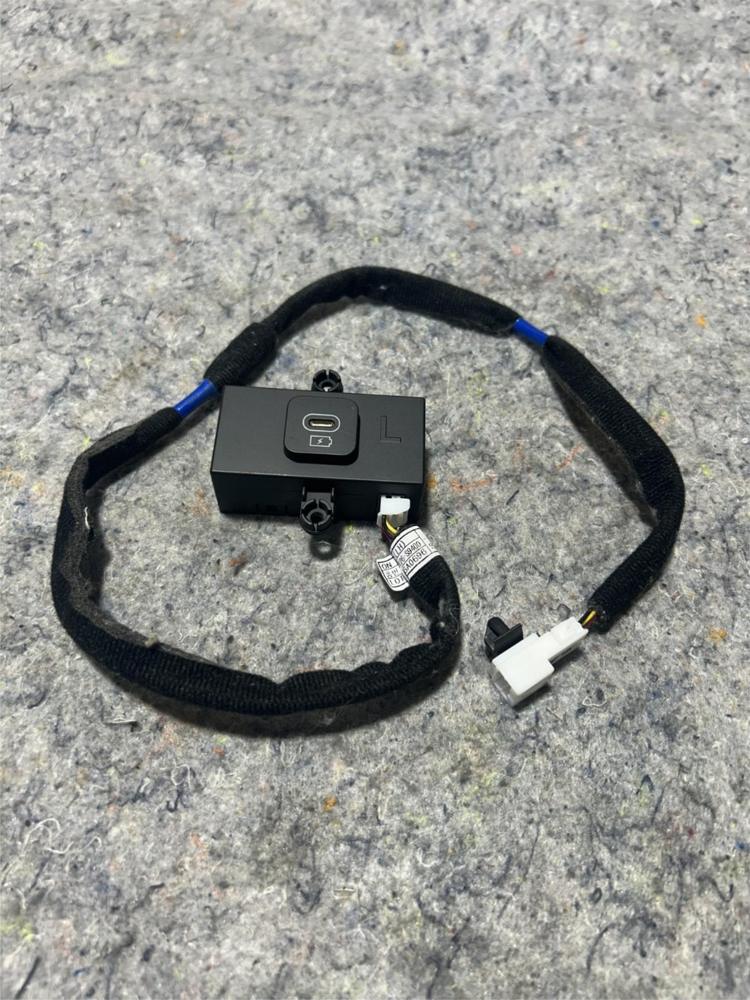 2023-2024 Kia Telluride Left Driver Rear USB Charging Port OEM – photo 4