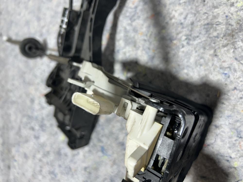 201-2018 Audi Porsche Front Right Door Pock Latch Actuator OEM 8J1837016F – photo 3