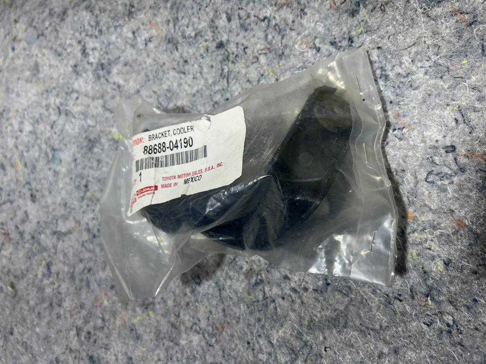 Toyota 88688-04190 Bracket Cooler – photo 1