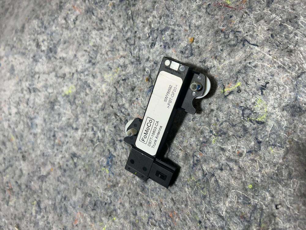 2015-2023 Ford Mustang Trunk Antenna Communication Module OEM – photo 1