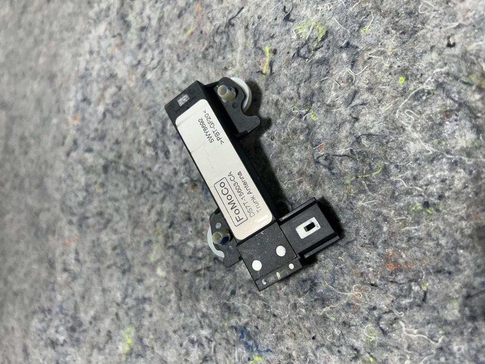 2015-2023 Ford Mustang Trunk Antenna Communication Module OEM – photo 2