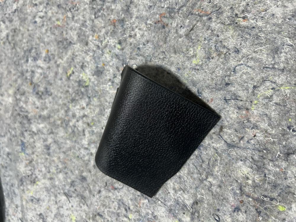 2018-2023 Jeep Wrangler Right Side Seat Belt Anchor Cover Cap P6BW80TX7AB OEM – photo 1