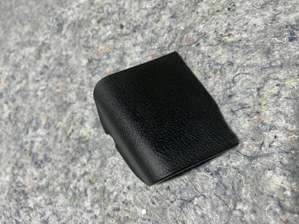 2018-2023 Jeep Wrangler Right Side Seat Belt Anchor Cover Cap P6BW80TX7AB OEM – photo 3