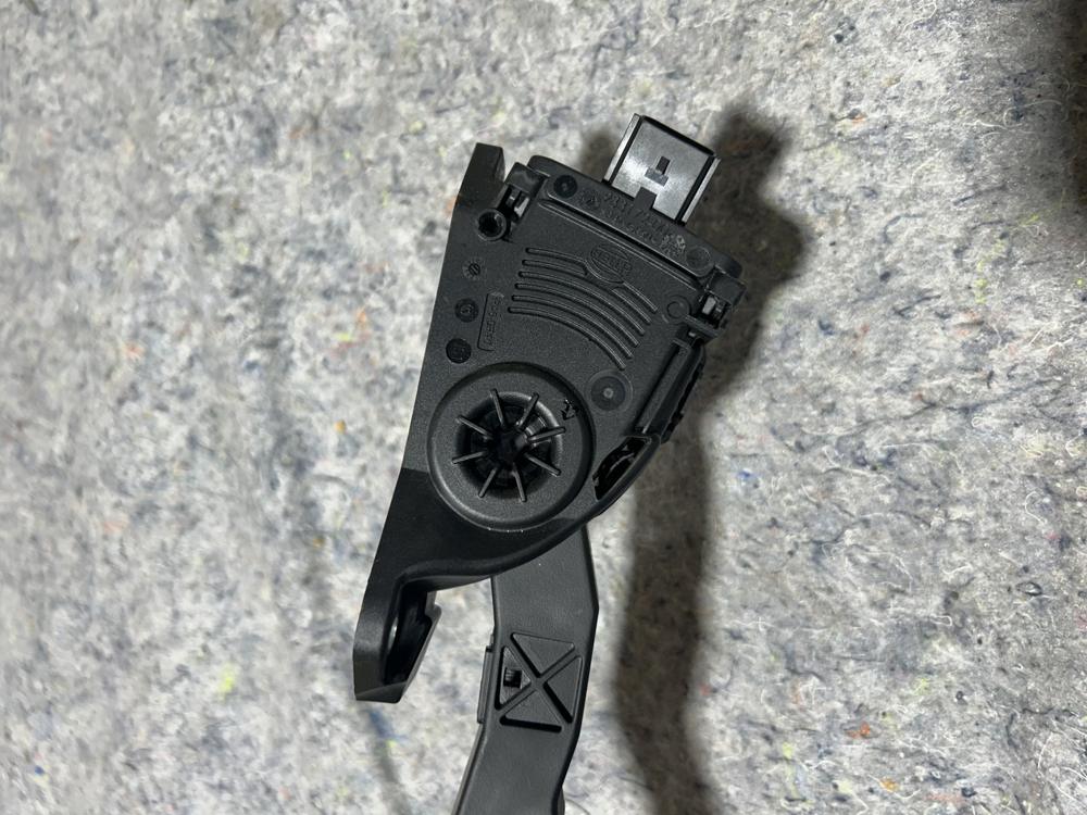 2011-2014 Chrysler 300 Dodge Charger/ Challenger Gas Pedal Accelerator OEM – photo 4