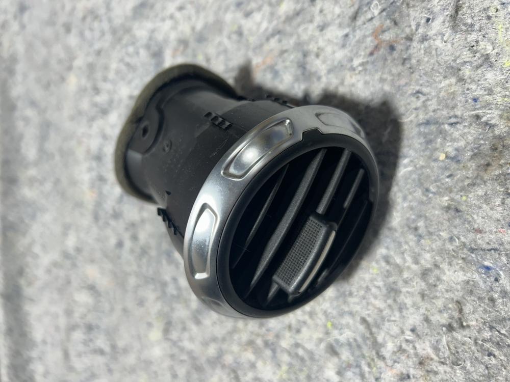 Audi TT MK2 8J 06-14 Gloss Black Heater Vent 8J0820901E – photo 3