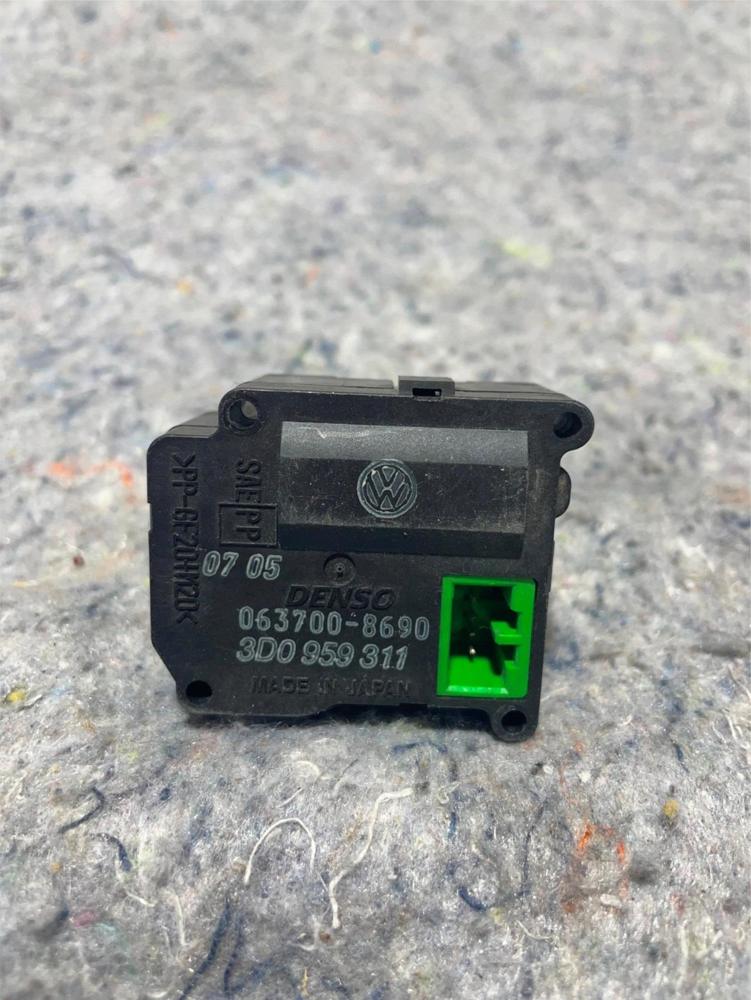 Heater Box Climate Flap Actuator 04-06 VW Phaeton Genuine 3D0 959 311 – photo 1