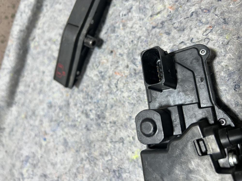 2015-2019 Corvetter C7 Right Passenger Door Lock Latch Actuator OEM – photo 2