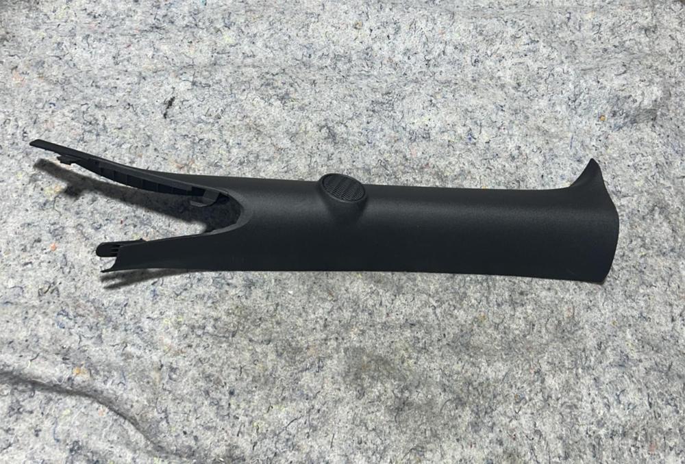 Ford Mustange GT350 Front Right Pillar Trim Front FR3B6303512AHW 28209445 – photo 1