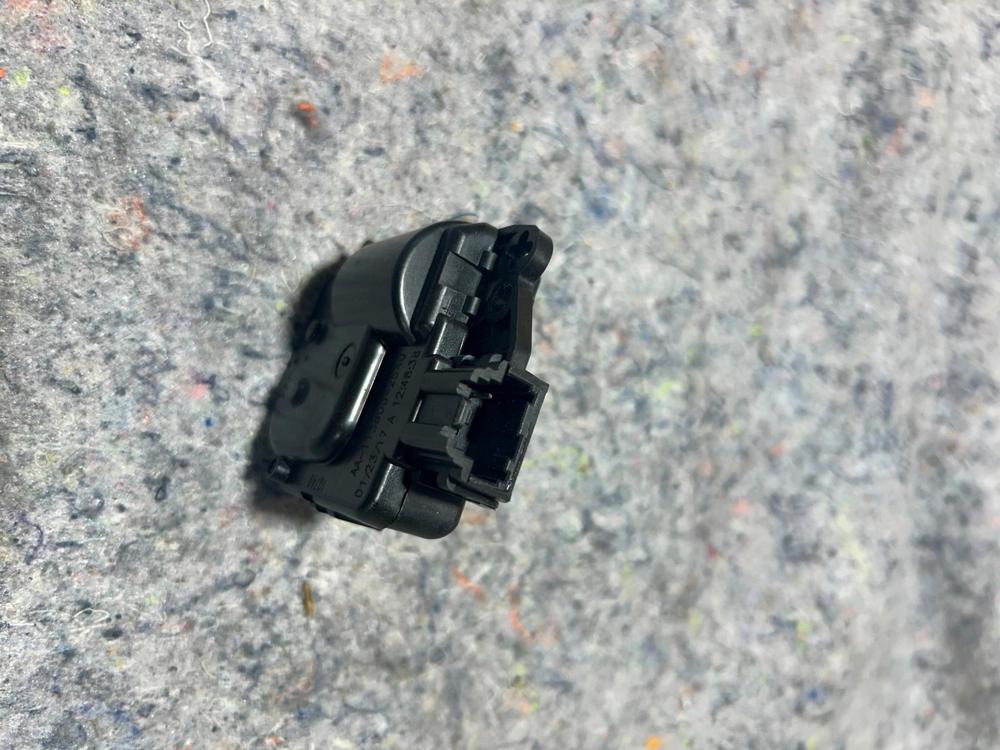 2010 Dodge Avenger Blend Door Flap Actuator AA-113800-2640 – photo 2