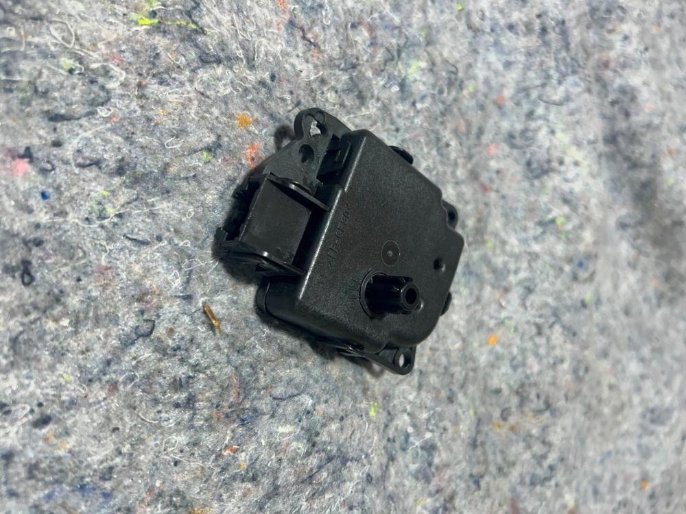 2010 Dodge Avenger Blend Door Flap Actuator AA-113800-2640 – photo 3