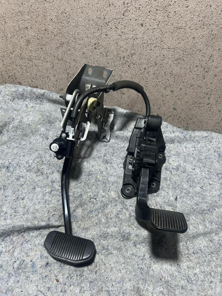 2022-2024 Ford Expedition Pedal Assembly Throttle Accelerator and Foot Brake OEM – photo 1