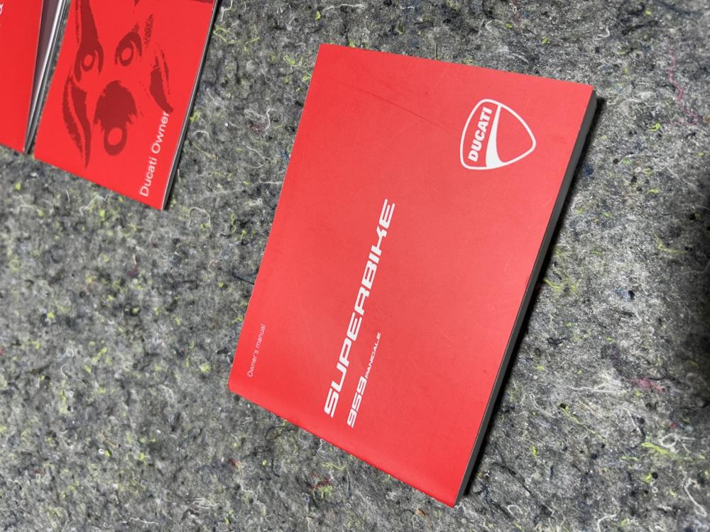 Ducati Superbike 1199 Owners Manual OEM – photo 3