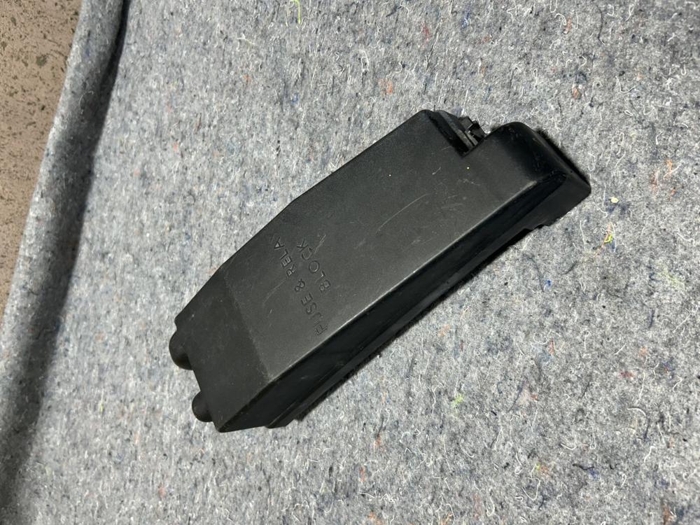 2008 Hyundai Entourage Under Hood Fuse Relay Box Coverlid OEM Black OEM – photo 2